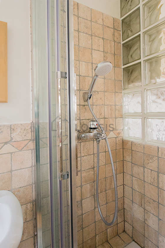 Belle salle de bain claire avec fenêtres et du marbre au sol