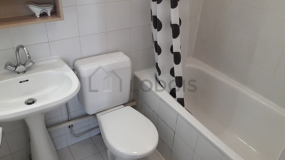 Salle de bain claire avec fenêtres et du carrelage au sol