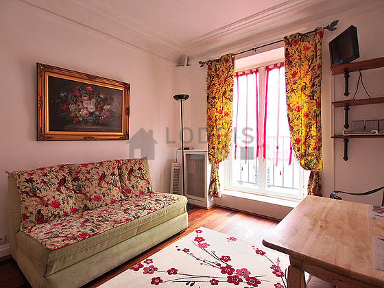 Séjour équipé de 1 canapé(s) lit(s) de 140cm, télé, lecteur de dvd, 1 fauteuil(s)