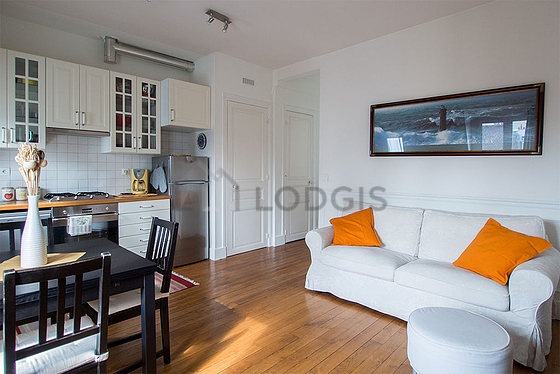 Bright living room furnished with 4 chair(s)