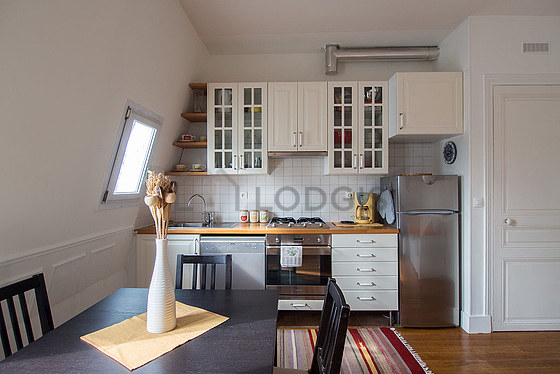Belle cuisine avec du parquet au sol