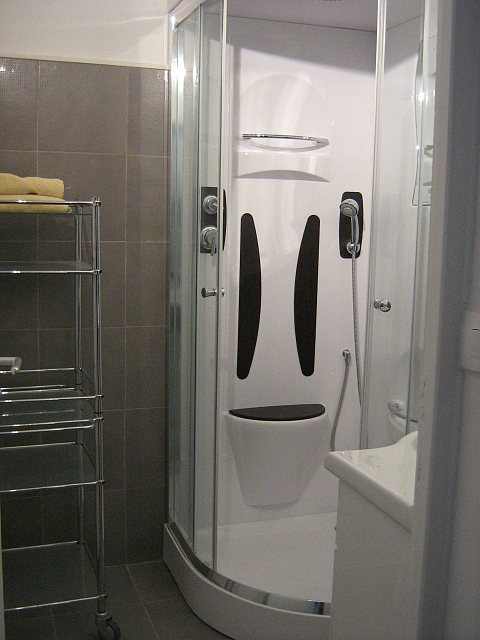 Bathroom equipped with bath towels