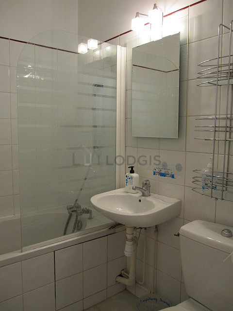 Bathroom equipped with bath towels
