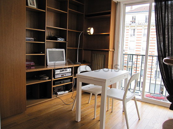 Salon avec du parquet au sol