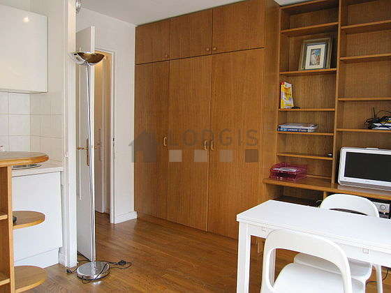 Living room furnished with 1 bed(s) of 120cm, tv, hi-fi stereo, wardrobe