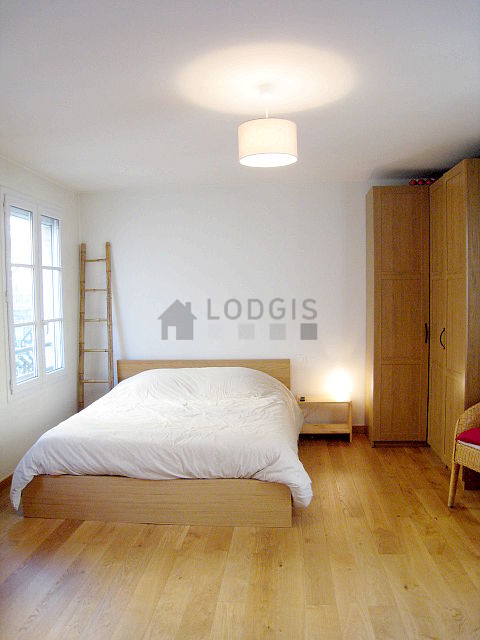 Chambre avec du parquet au sol