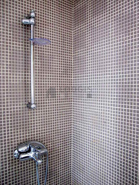 Salle de bain équipée de placard