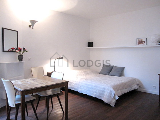 Living room of 15m² with wooden floor