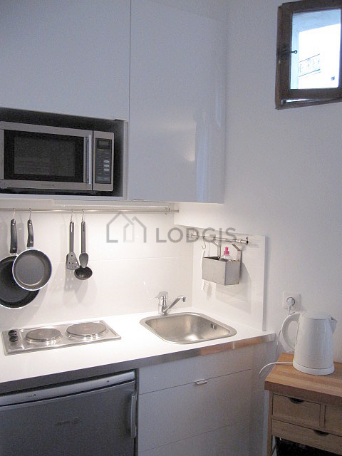 Cuisine équipée de plaques de cuisson, réfrigerateur, freezer, vaisselle