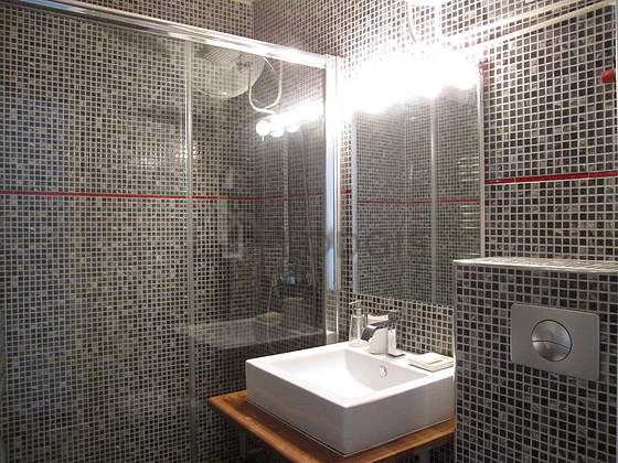 Salle de bain équipée de serviettes de bain