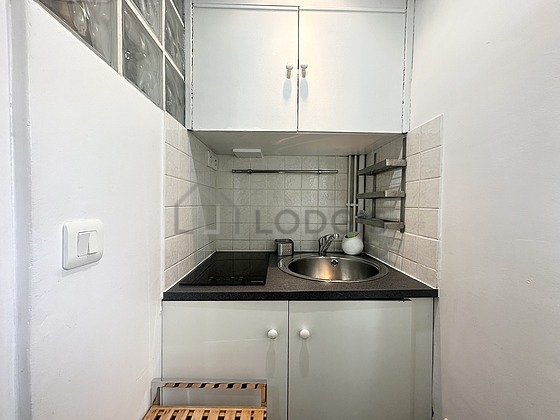 Belle cuisine avec du parquet au sol