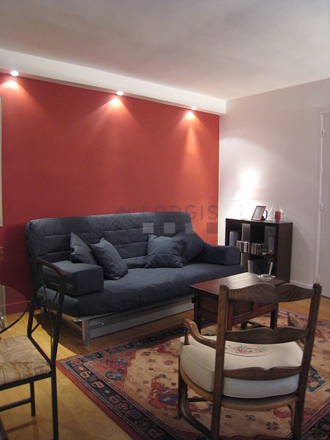 Living room of 18m² with wooden floor