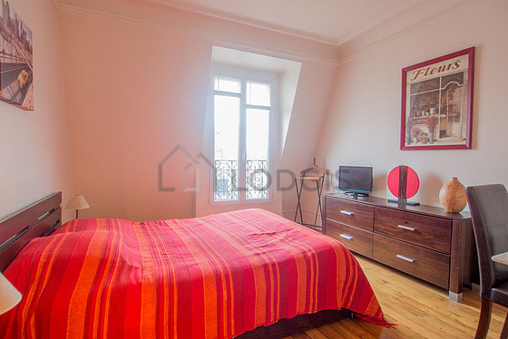 Chambre avec du parquet au sol