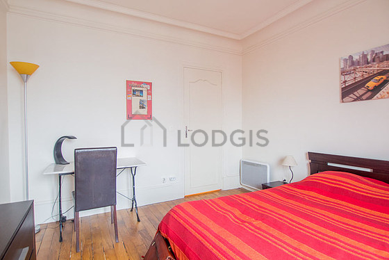 Chambre avec fenêtres double vitrage donnant sur rue