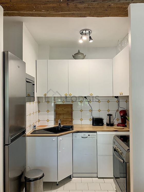 Belle cuisine avec du carrelage au sol