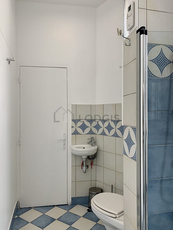 Salle de bain équipée de lave linge, sèche linge, serviettes de bain