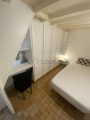 Bedroom for 2 persons equipped with 2 bed(s) of 90cm