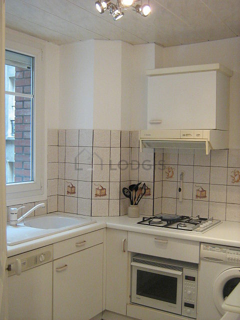 Cuisine dînatoire pour 2 personne(s) équipée de lave linge, réfrigerateur, hotte, vaisselle