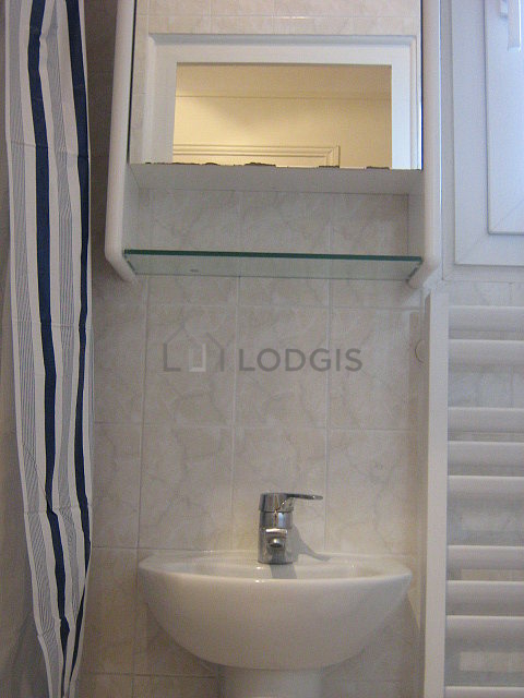 Belle salle de bain claire avec fenêtres double vitrage et du carrelage au sol