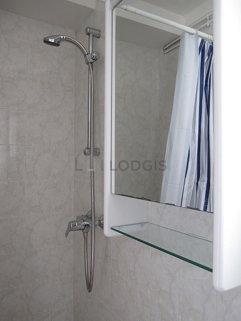 Salle de bain équipée de serviettes de bain