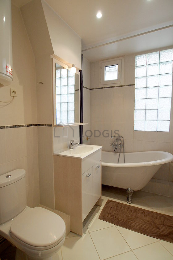 Beautiful bathroom with windows and with tile floor