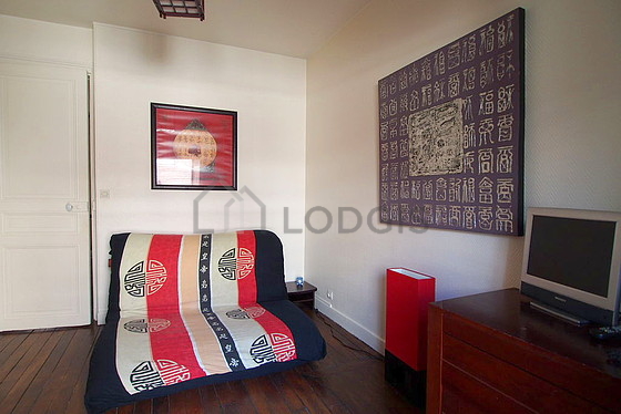 Chambre avec du parquet au sol
