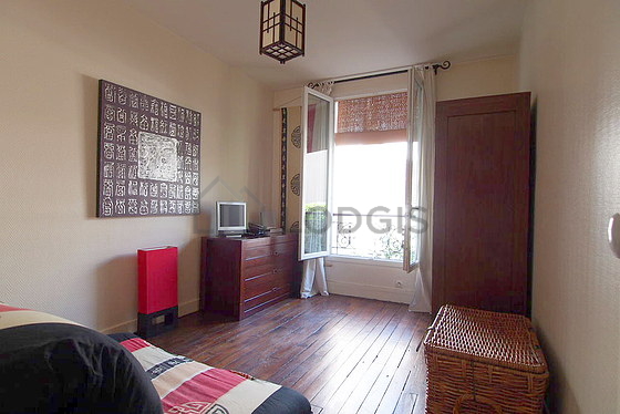 Chambre avec fenêtres double vitrage donnant sur rue