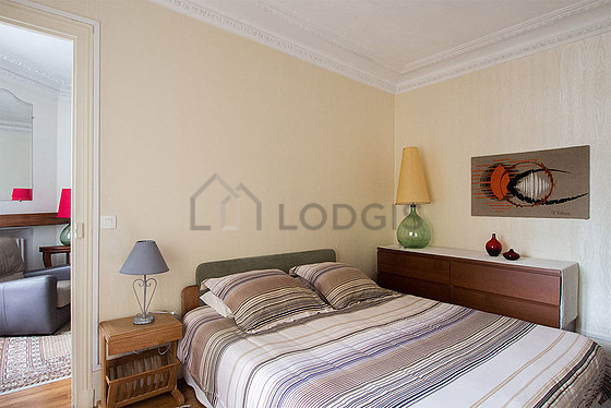 Bedroom of 11m² with wooden floor