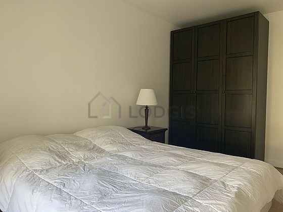 Chambre avec fenêtres double vitrage donnant sur cour