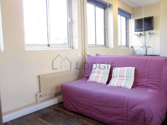 Bright living room furnished with 2 chair(s)