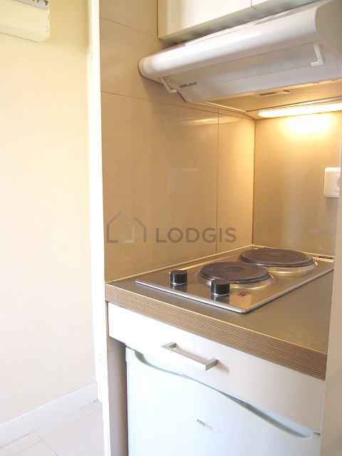 Cuisine équipée de lave linge, réfrigerateur, freezer, hotte