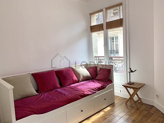 Bedroom of 8m² with wooden floor