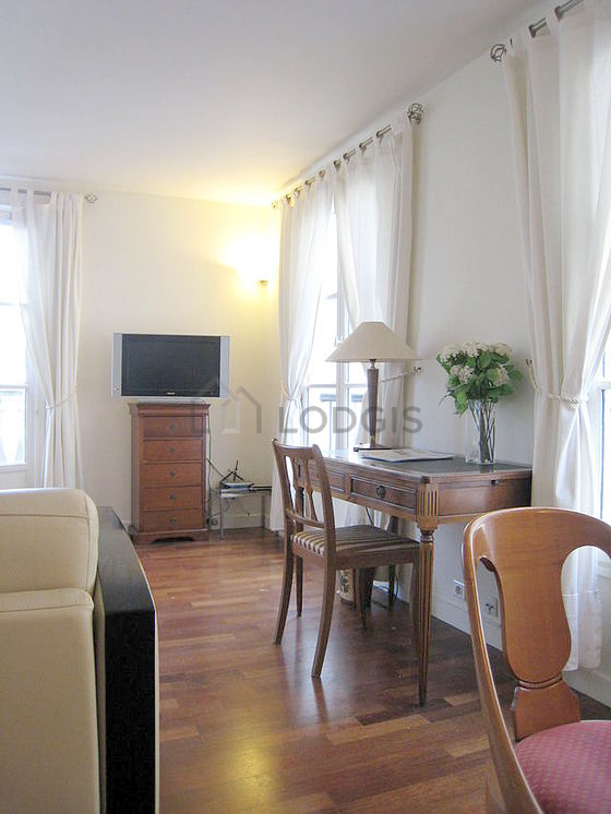 Séjour avec fenêtres double vitrage et balcon donnant sur rue