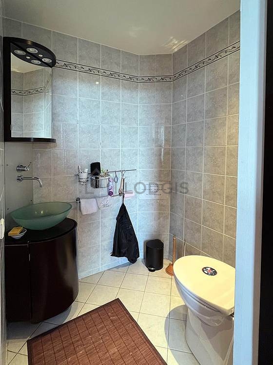 Salle de bain équipée de serviettes de bain