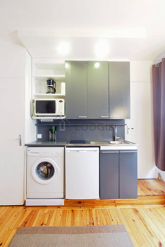 Belle cuisine de 2m² avec du parquet au sol