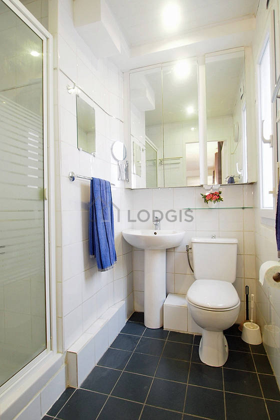Salle de bain claire avec fenêtres et du carrelage au sol