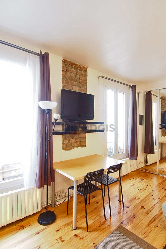 Séjour très calme équipé de 1 canapé(s) lit(s) de 140cm, 1 lit(s) de 160cm, télé, chaine hifi