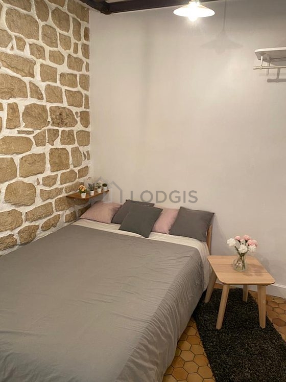 Séjour calme équipé de 1 lit(s) de 140cm, télé, penderie, placard