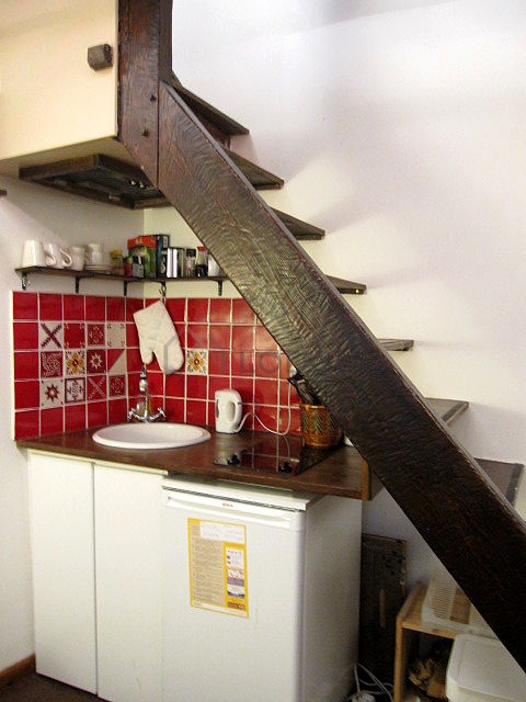Belle cuisineouverte sur le séjour avec du parquet au sol