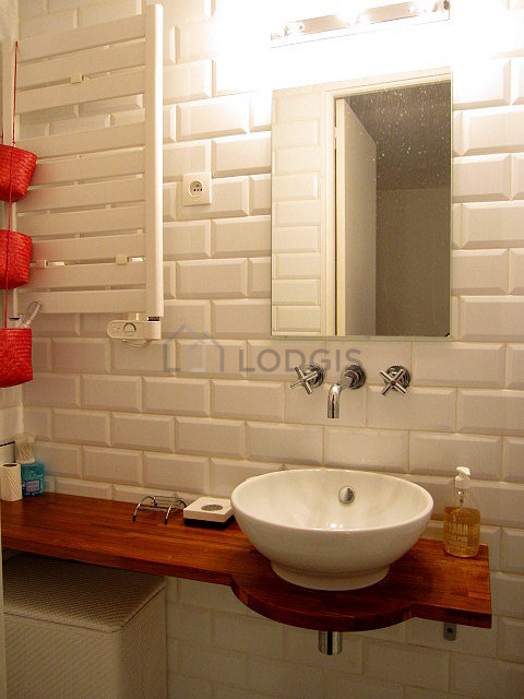 Belle salle de bain avec du carrelage au sol