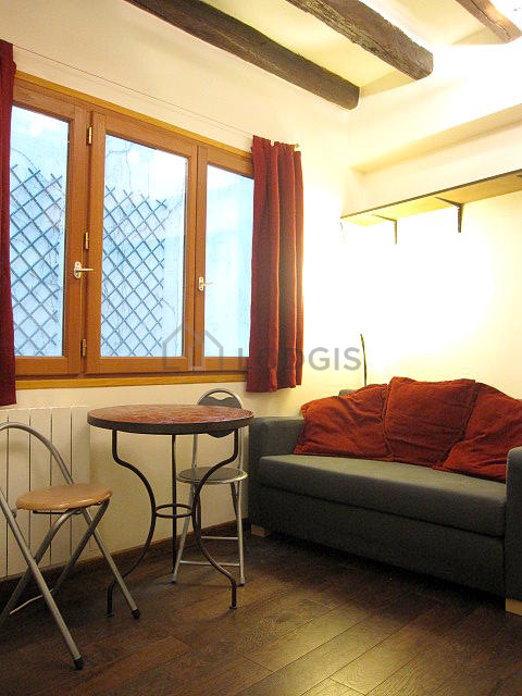Salon de 9m² avec du parquet au sol