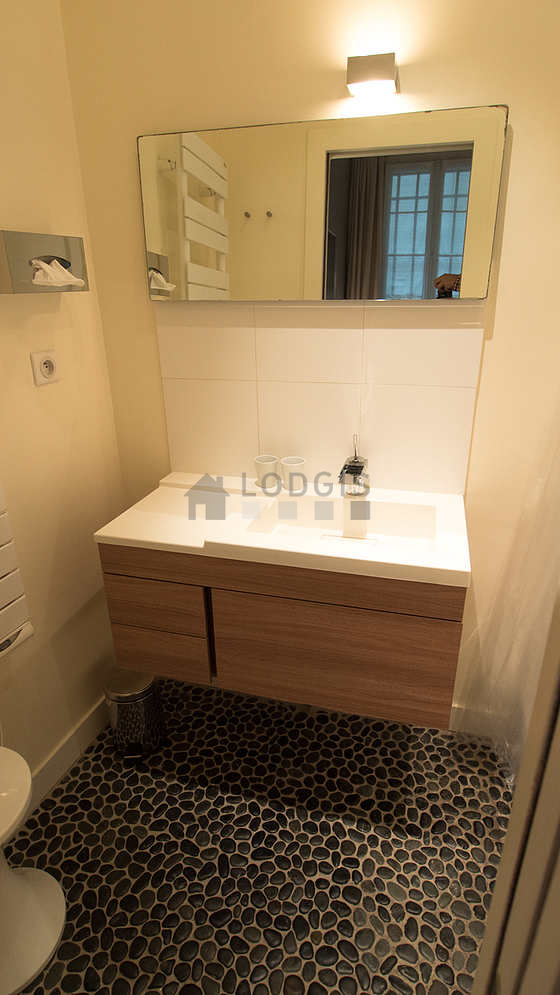 Bathroom equipped with bath towels