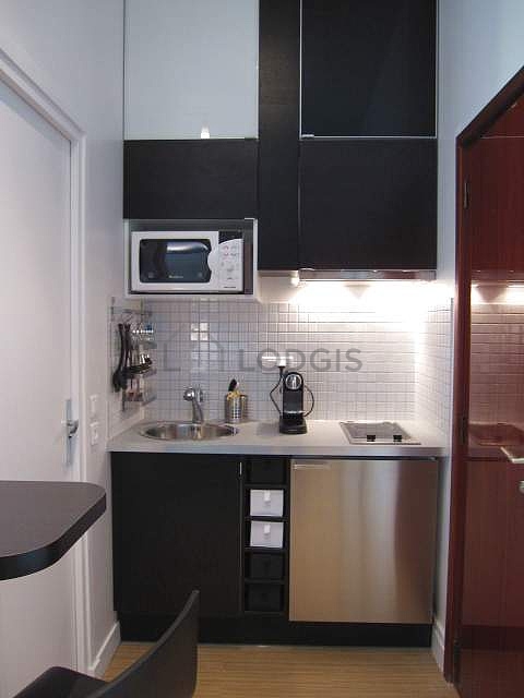 Cuisine équipée de plaques de cuisson, réfrigerateur, freezer, hotte
