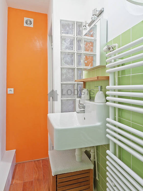 Agréable salle de bain avec du carrelage au sol