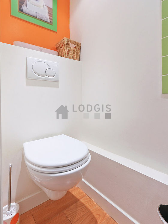 Toilettes indépendantes de la salle d'eau