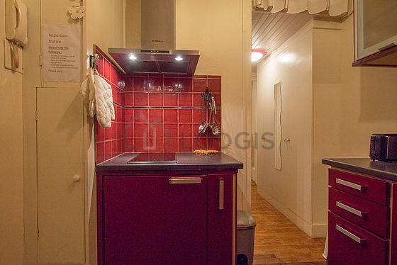 Belle cuisine avec du parquet au sol