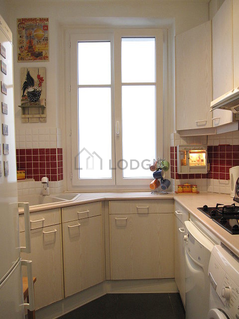 Cuisine équipée de lave vaisselle, plaques de cuisson, réfrigerateur, hotte