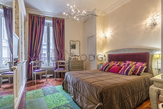Chambre avec du parquet au sol