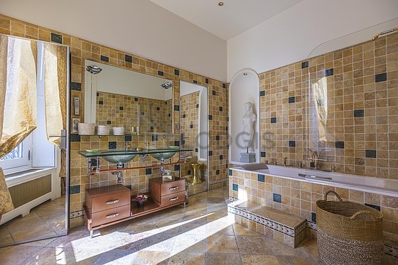 Agréable salle de bain claire avec fenêtres et du carrelage au sol
