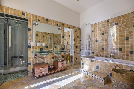 Salle de bain équipée de serviettes de bain